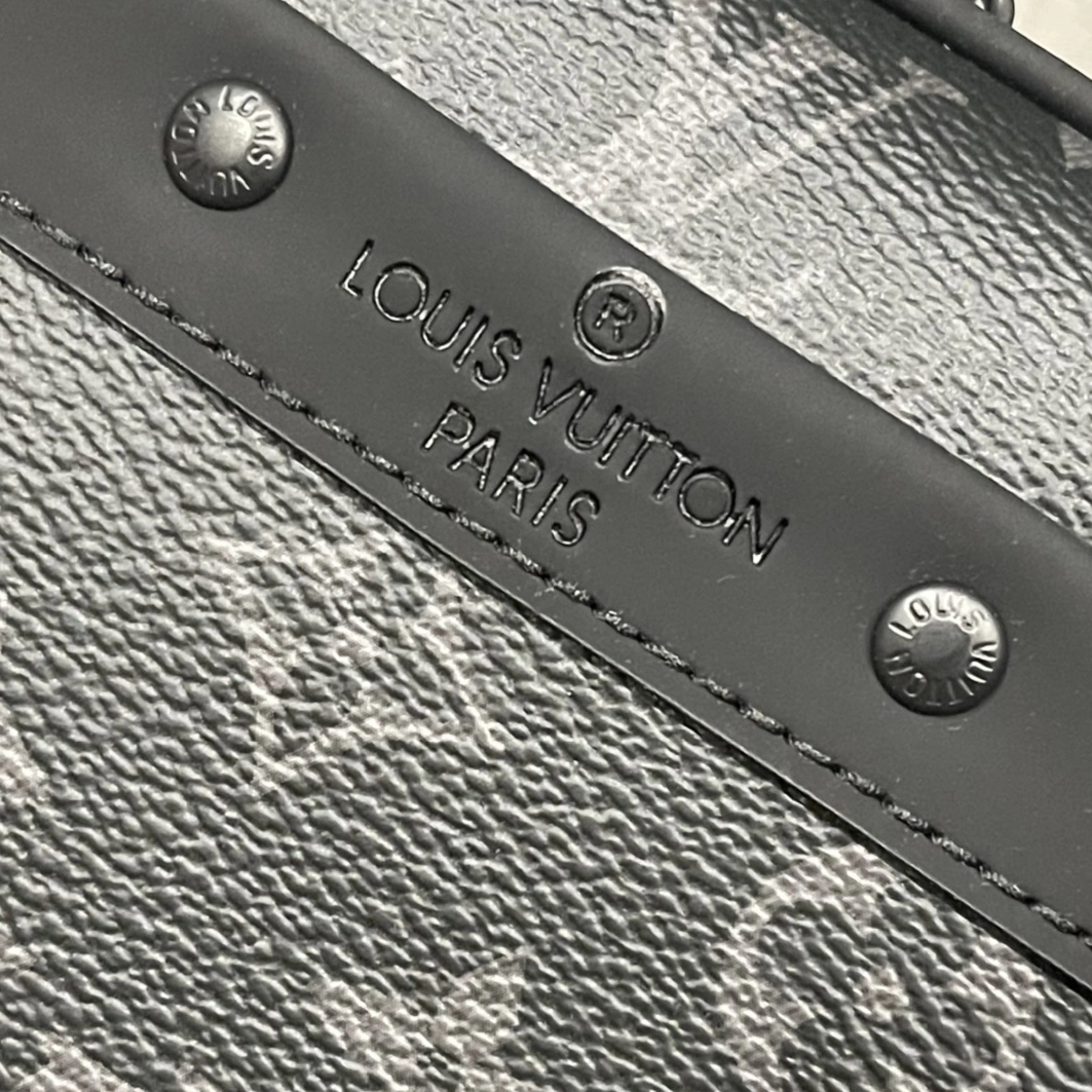Louis Vuitton AAA Man Messenger Bags SportInspired 3913