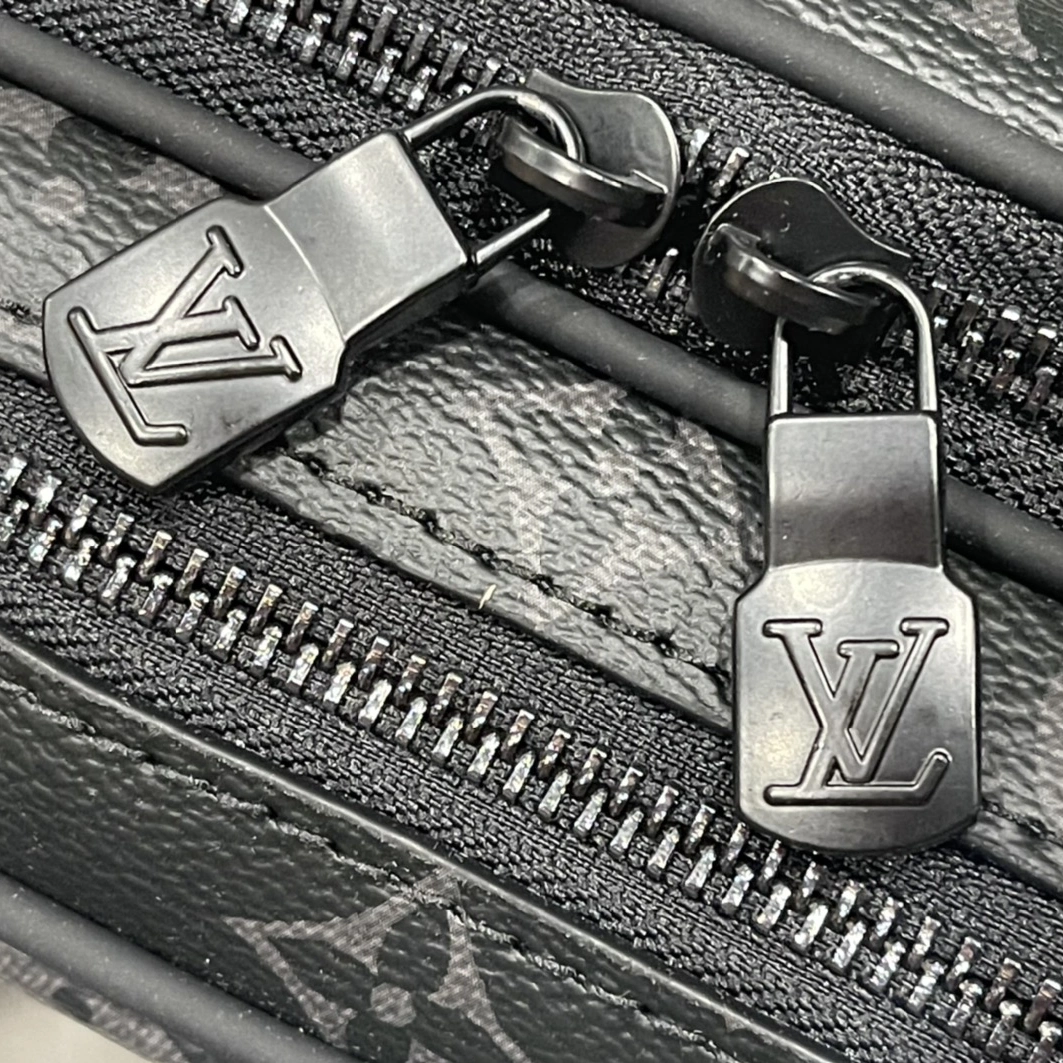 Louis Vuitton AAA Man Messenger Bags SportInspired 3913
