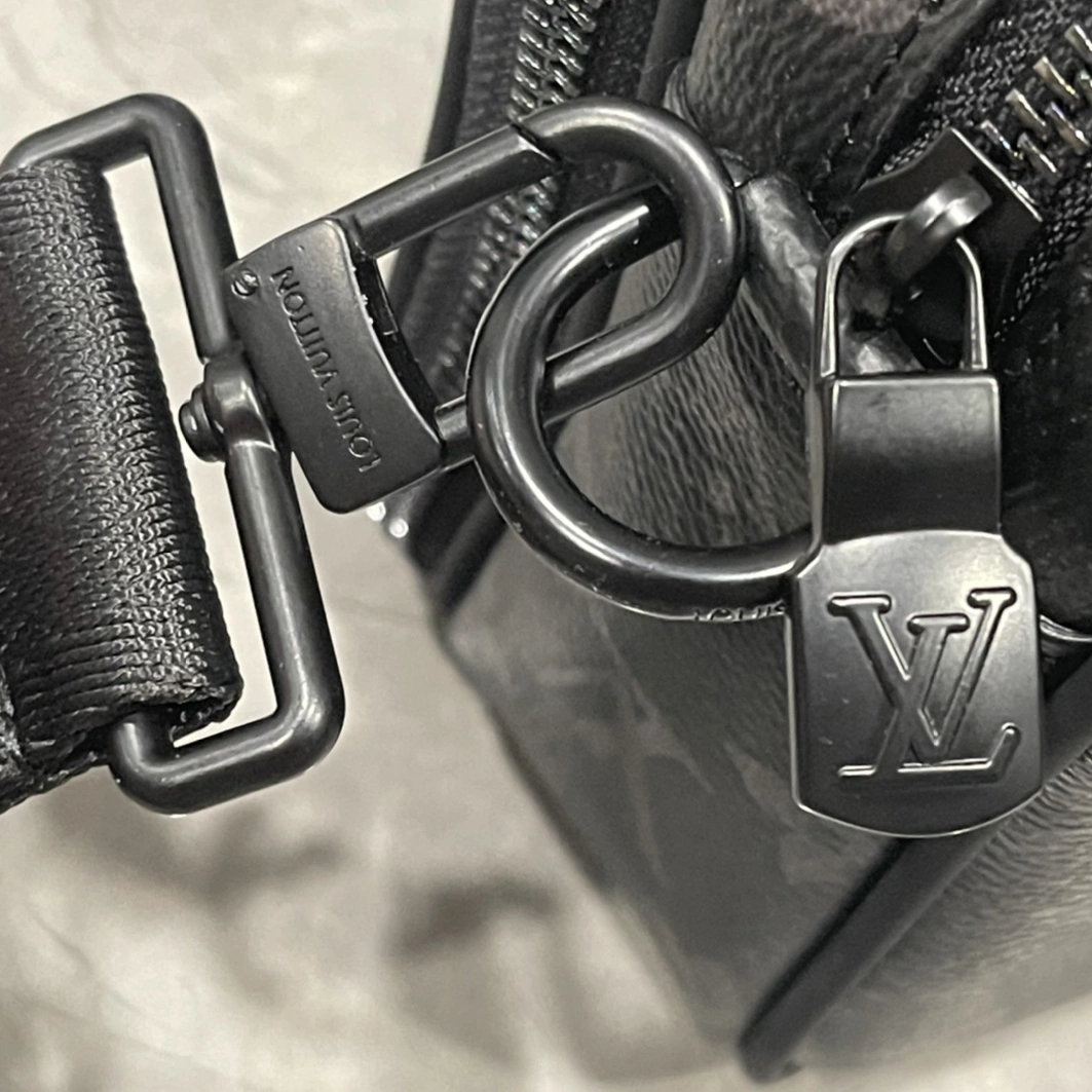 Louis Vuitton AAA Man Messenger Bags SportInspired 3913
