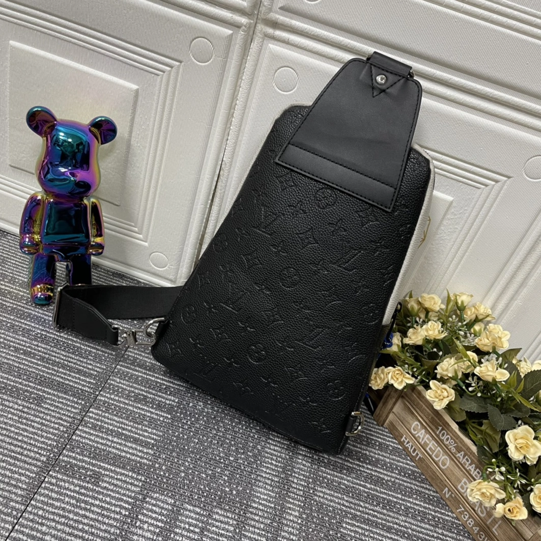 Louis Vuitton AAA Man Messenger Bags SportInspired 7550