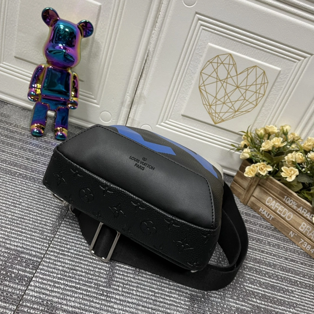 Louis Vuitton AAA Man Messenger Bags SportInspired 7550