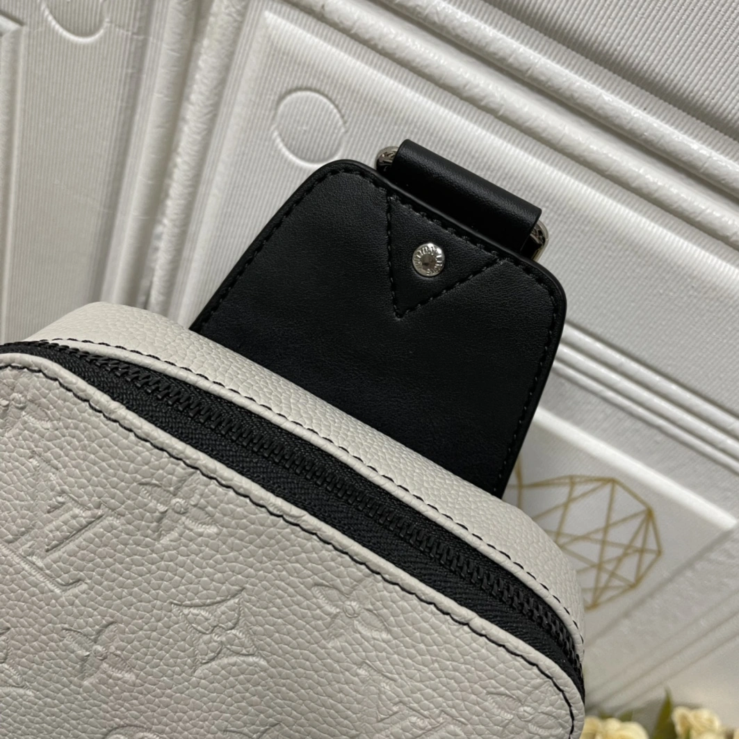 Louis Vuitton AAA Man Messenger Bags SportInspired 7550