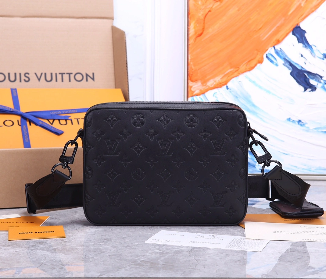 Louis Vuitton AAA Man Messenger Bags StreetReady 4994