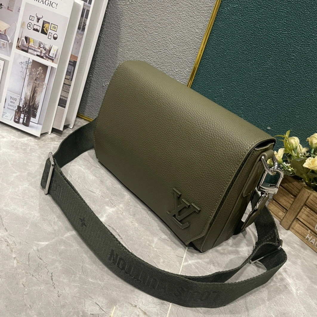 Louis Vuitton AAA Man Messenger Bags StreetReady 6510