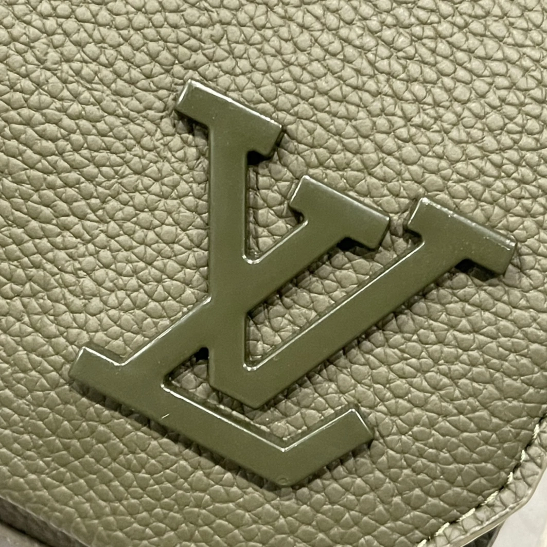 Louis Vuitton AAA Man Messenger Bags StreetReady 6510