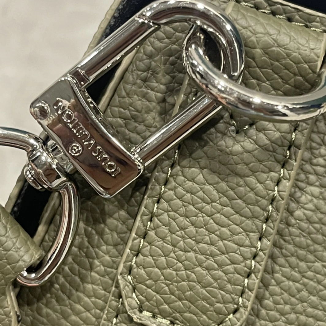 Louis Vuitton AAA Man Messenger Bags StreetReady 6510