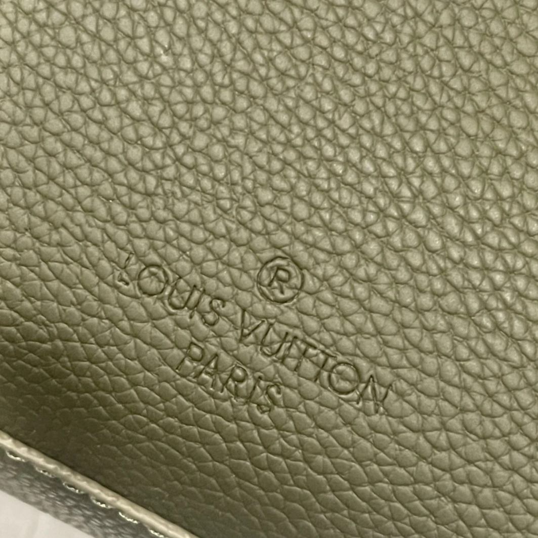 Louis Vuitton AAA Man Messenger Bags StreetReady 6510