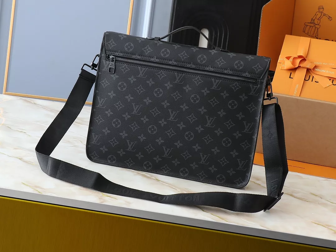 Louis Vuitton AAA Man Messenger Bags StreetReady 8970
