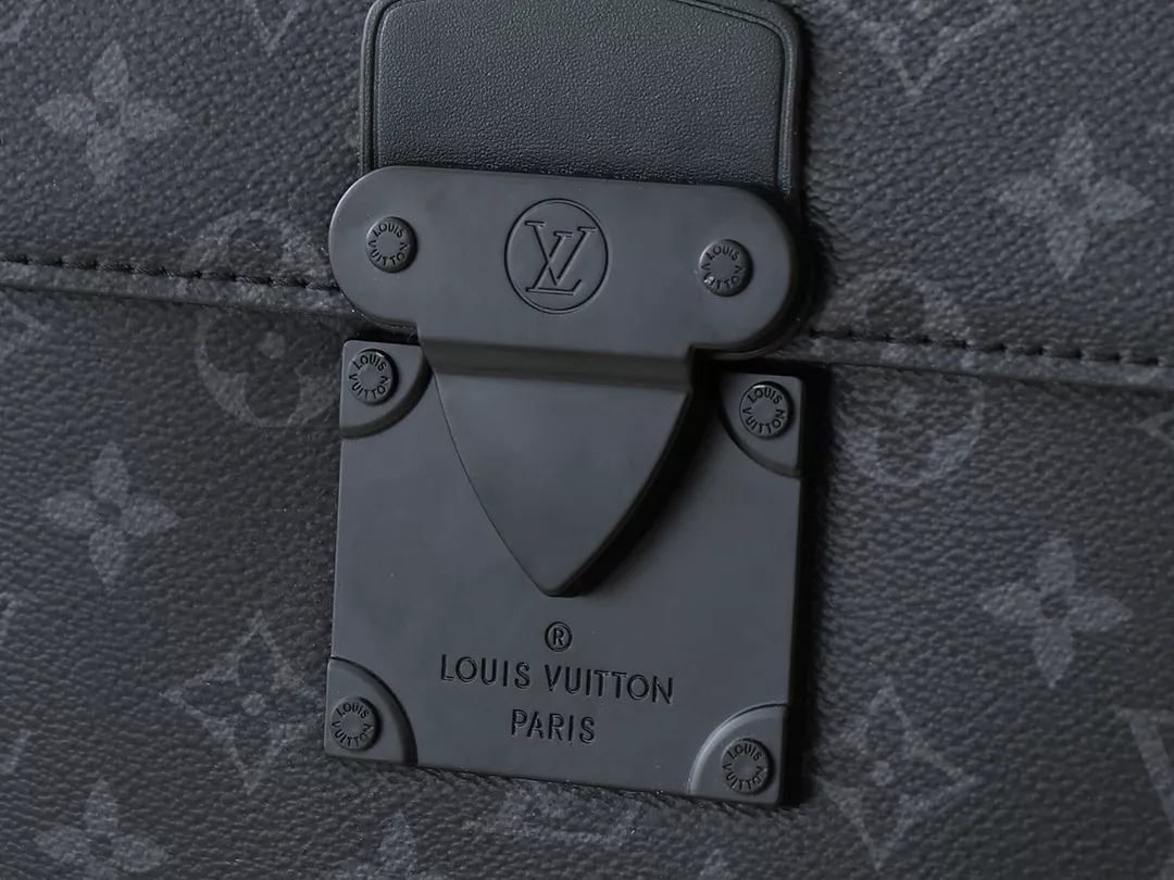 Louis Vuitton AAA Man Messenger Bags StreetReady 8970