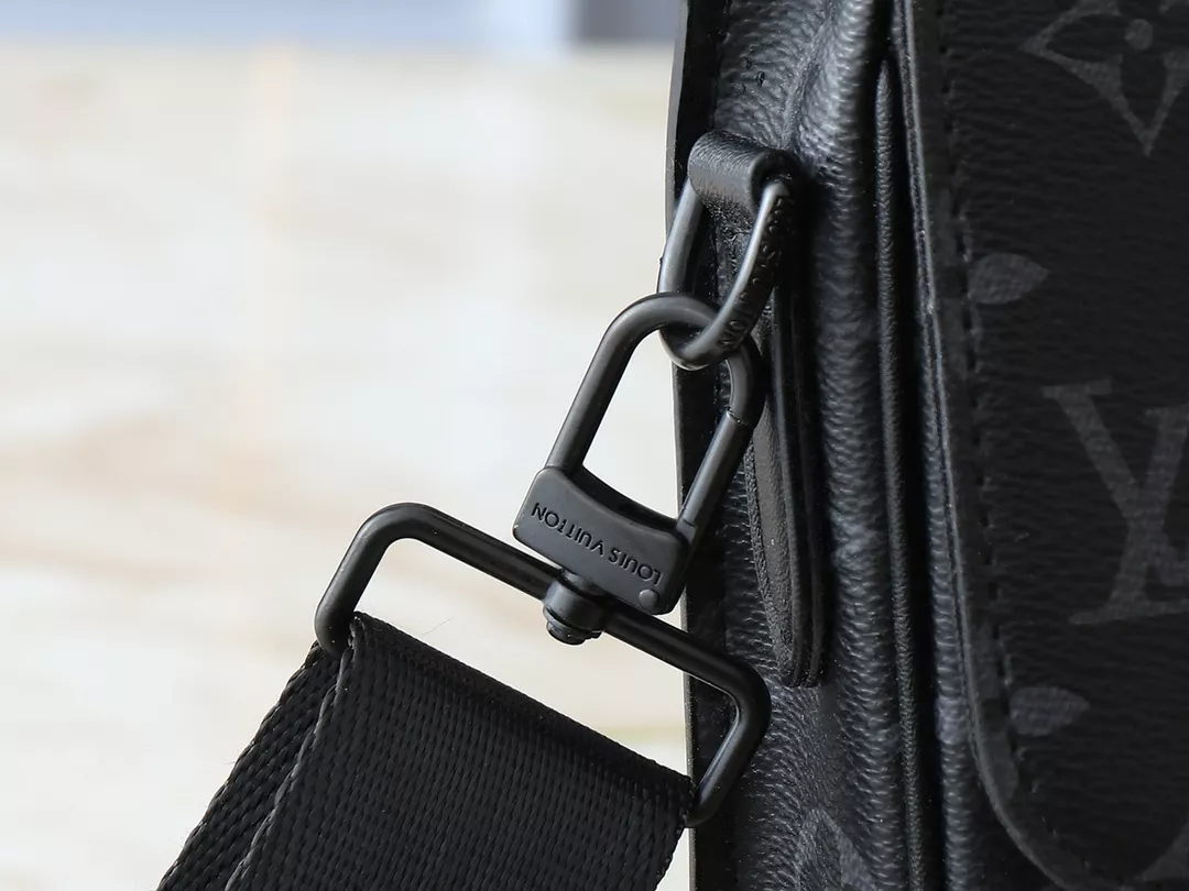 Louis Vuitton AAA Man Messenger Bags StreetReady 8970