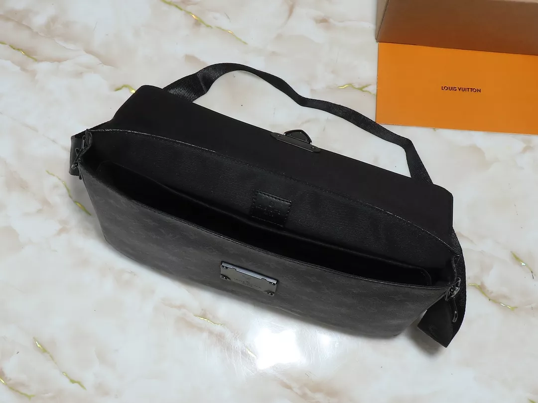 Louis Vuitton AAA Man Messenger Bags StreetReady 8970