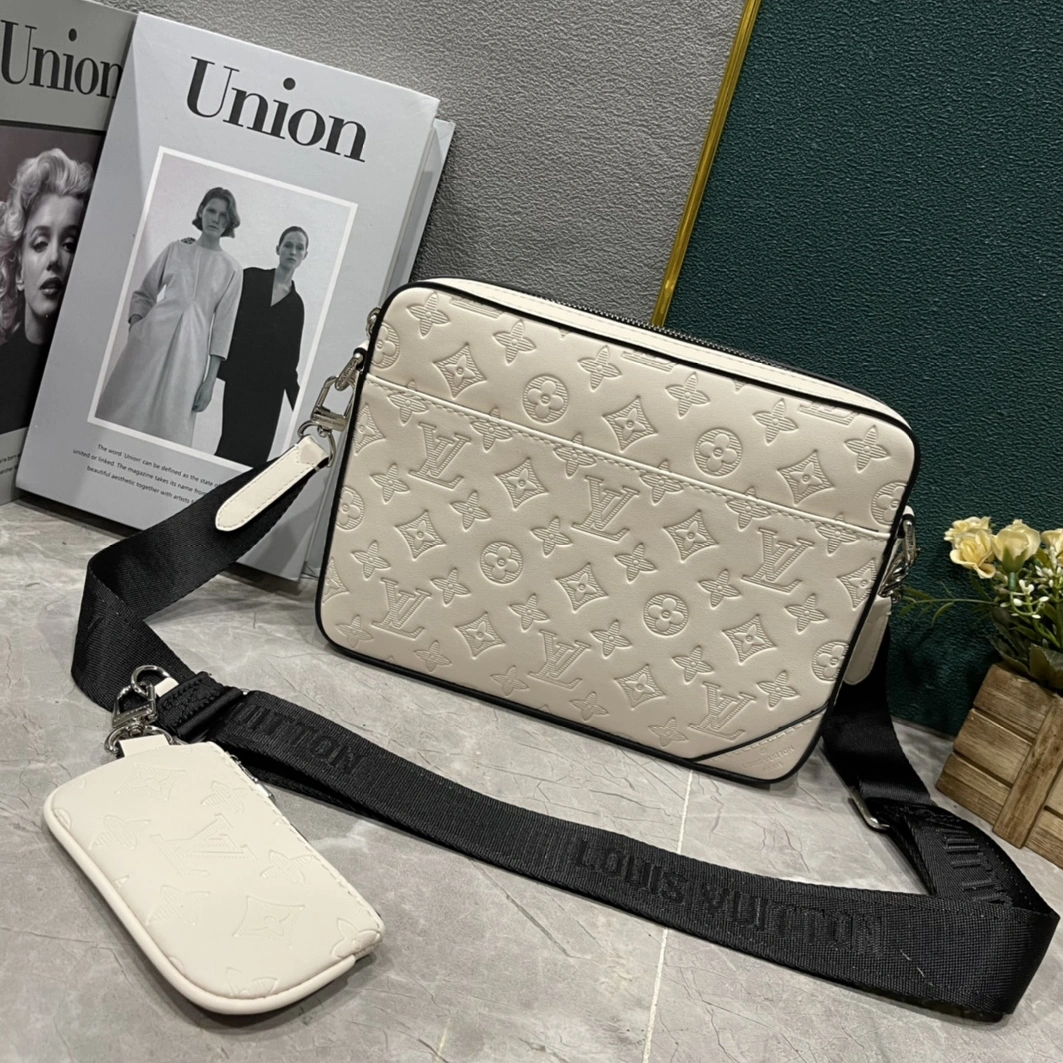 Louis Vuitton AAA Man Messenger Bags Stylish 4196