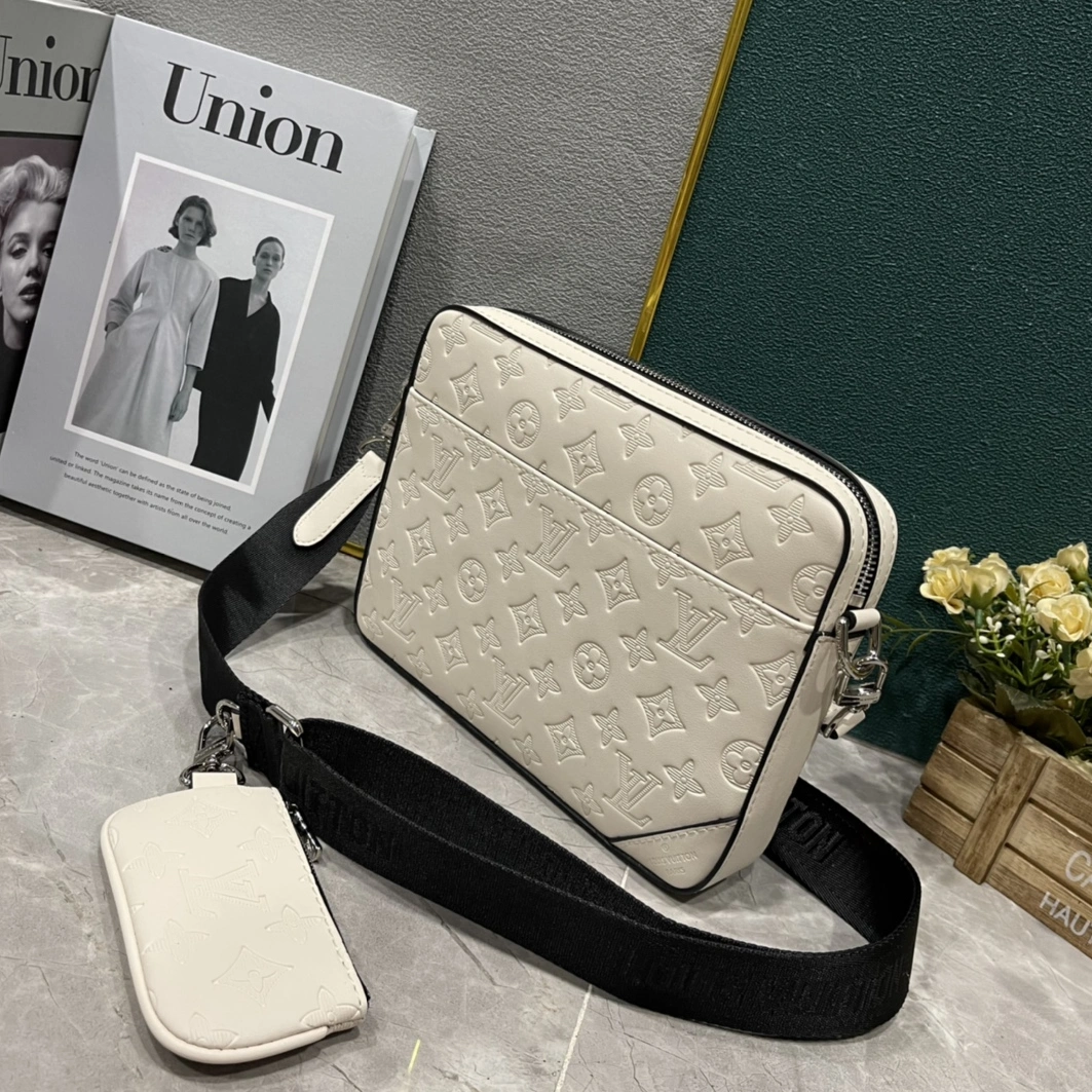 Louis Vuitton AAA Man Messenger Bags Stylish 4196