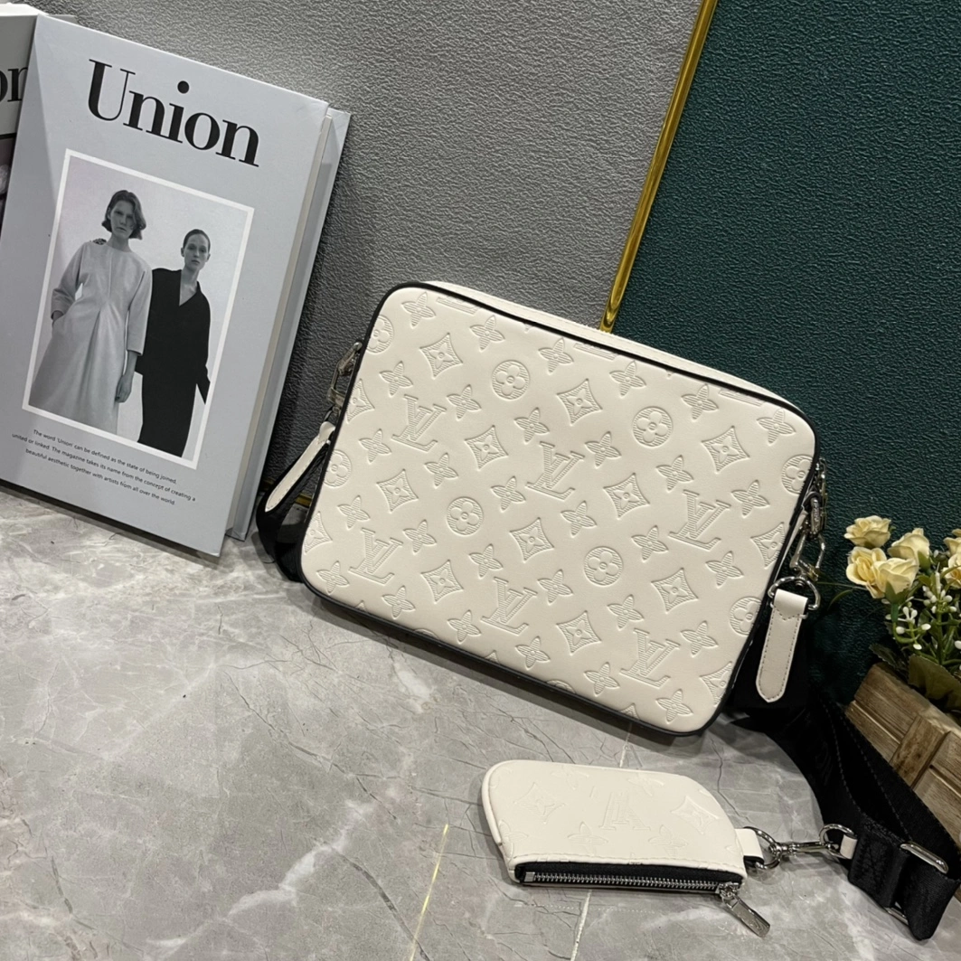 Louis Vuitton AAA Man Messenger Bags Stylish 4196