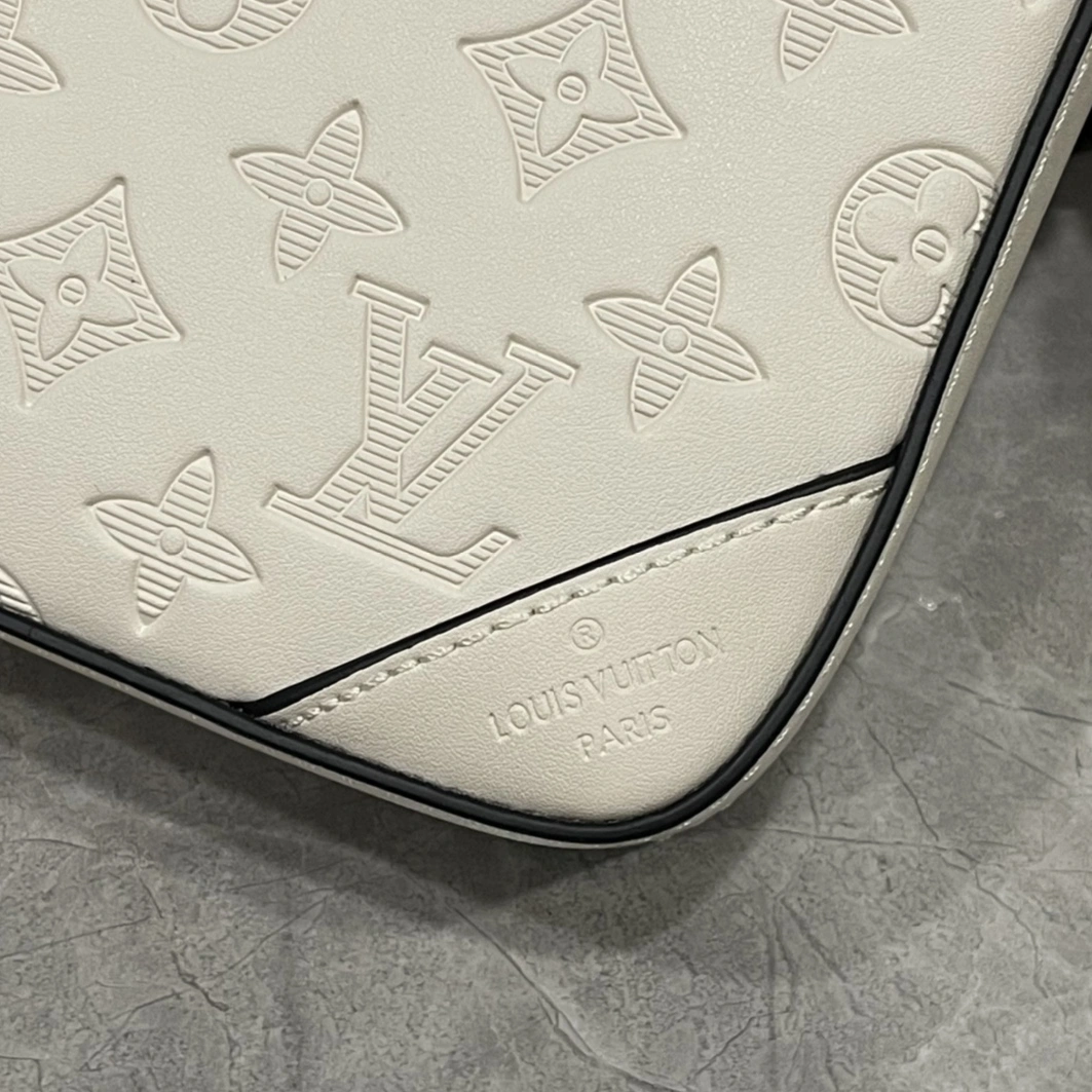 Louis Vuitton AAA Man Messenger Bags Stylish 4196