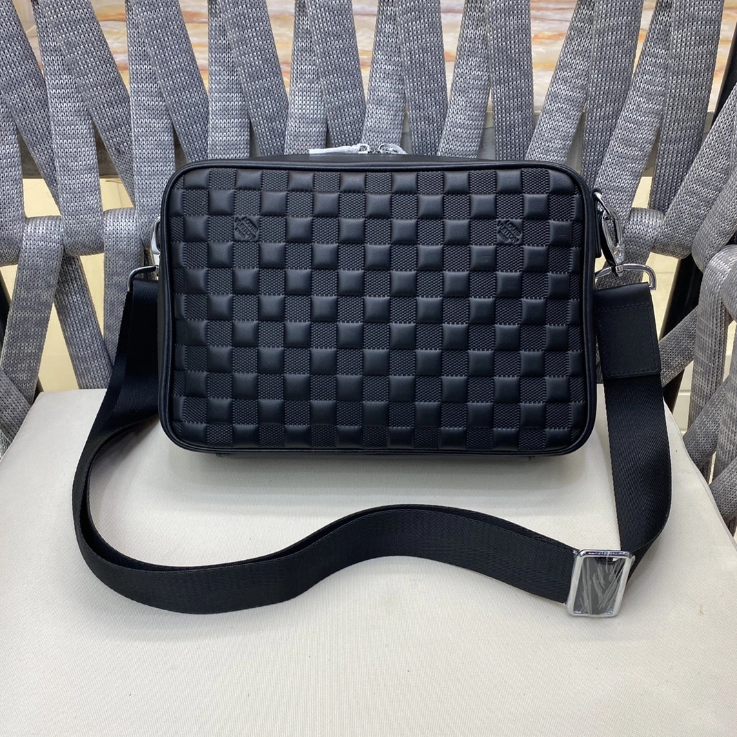 Louis Vuitton AAA Man Messenger Bags Stylish 8122