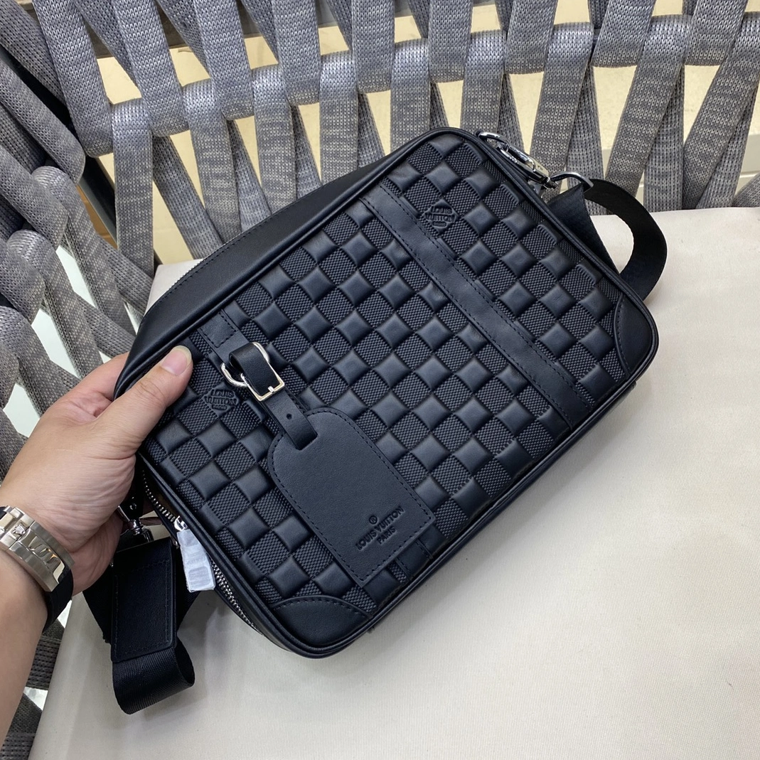 Louis Vuitton AAA Man Messenger Bags Stylish 8122
