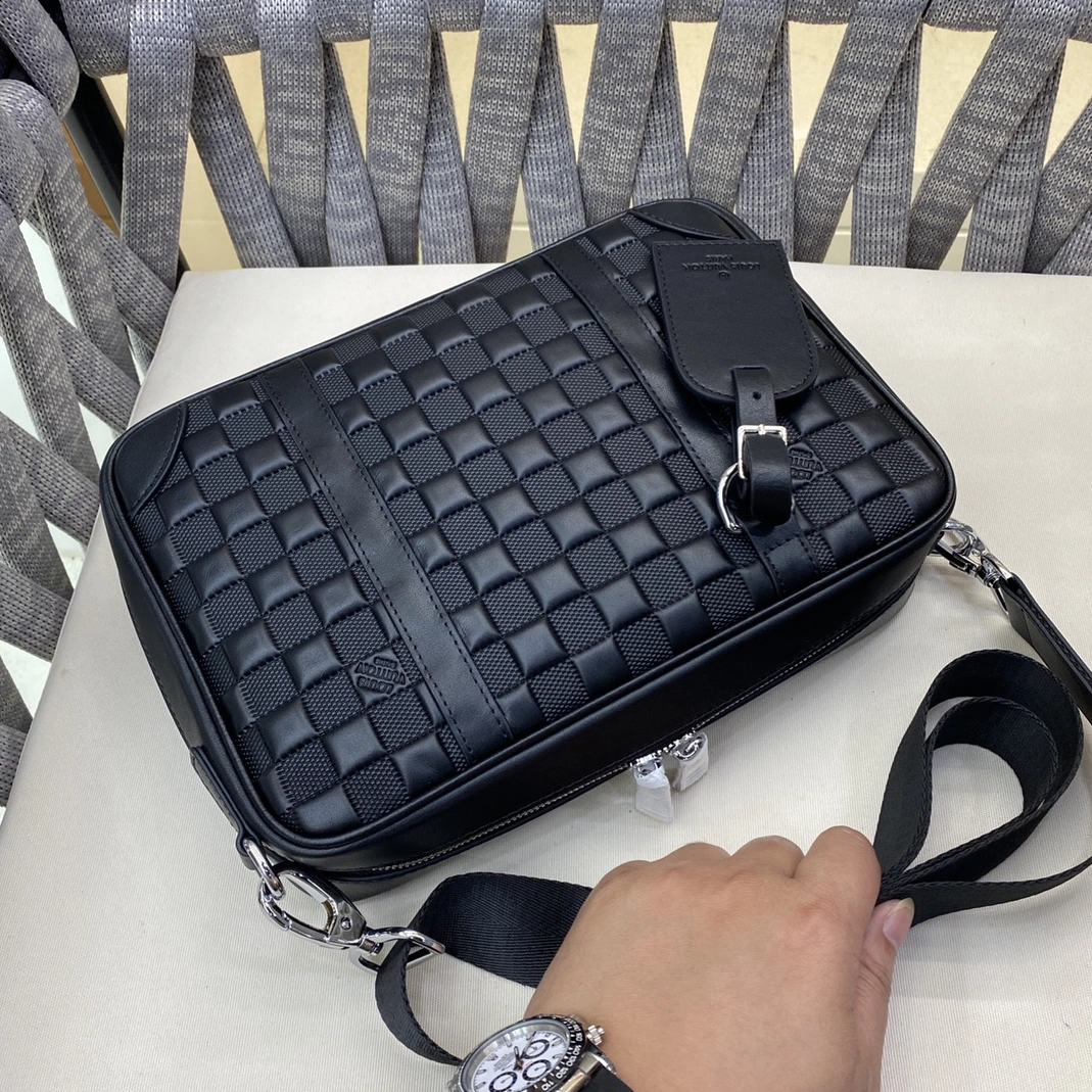 Louis Vuitton AAA Man Messenger Bags Stylish 8122