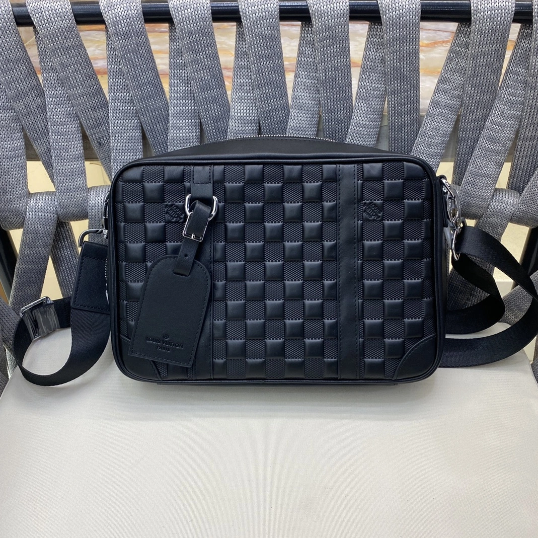 Louis Vuitton AAA Man Messenger Bags Stylish 8122