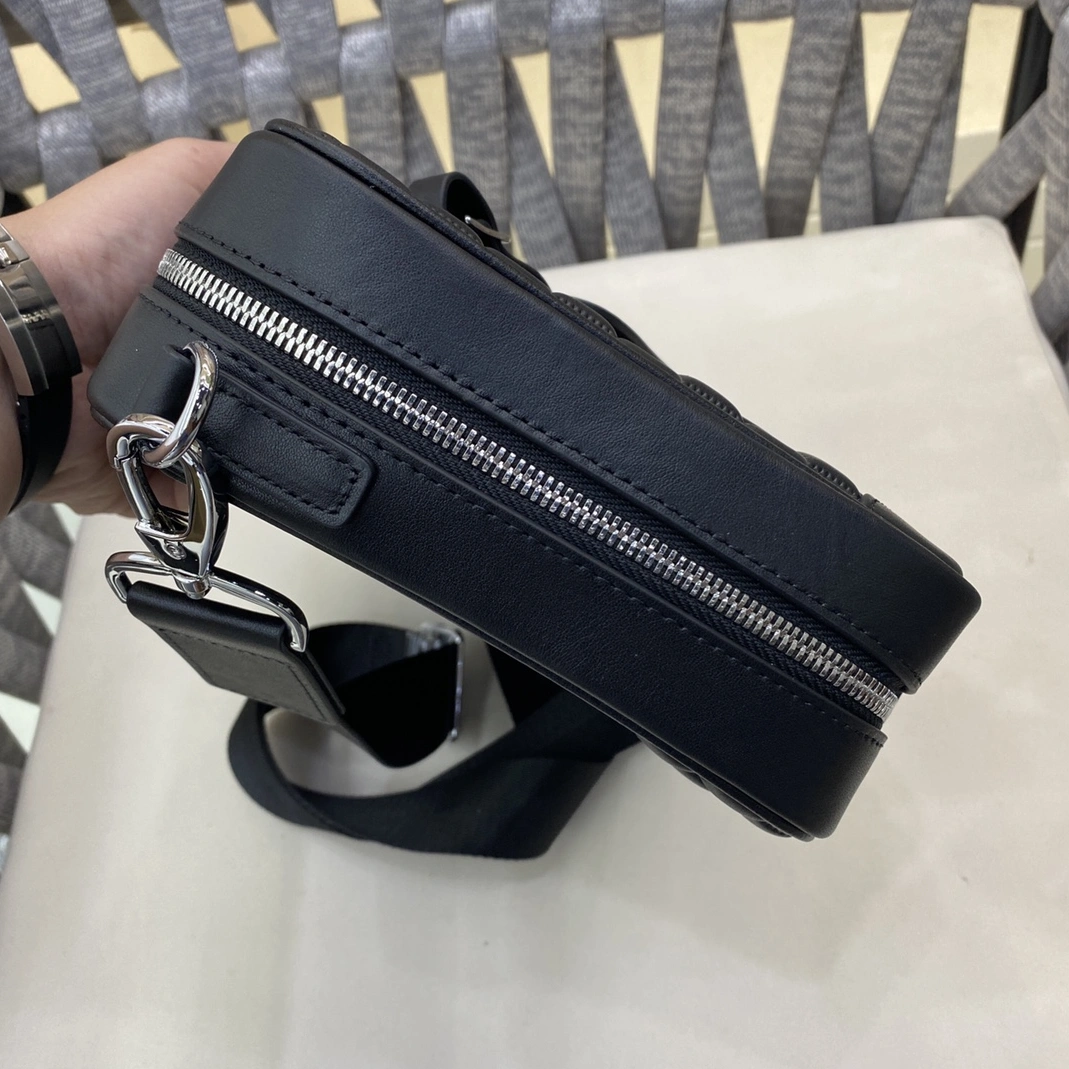 Louis Vuitton AAA Man Messenger Bags Stylish 8122