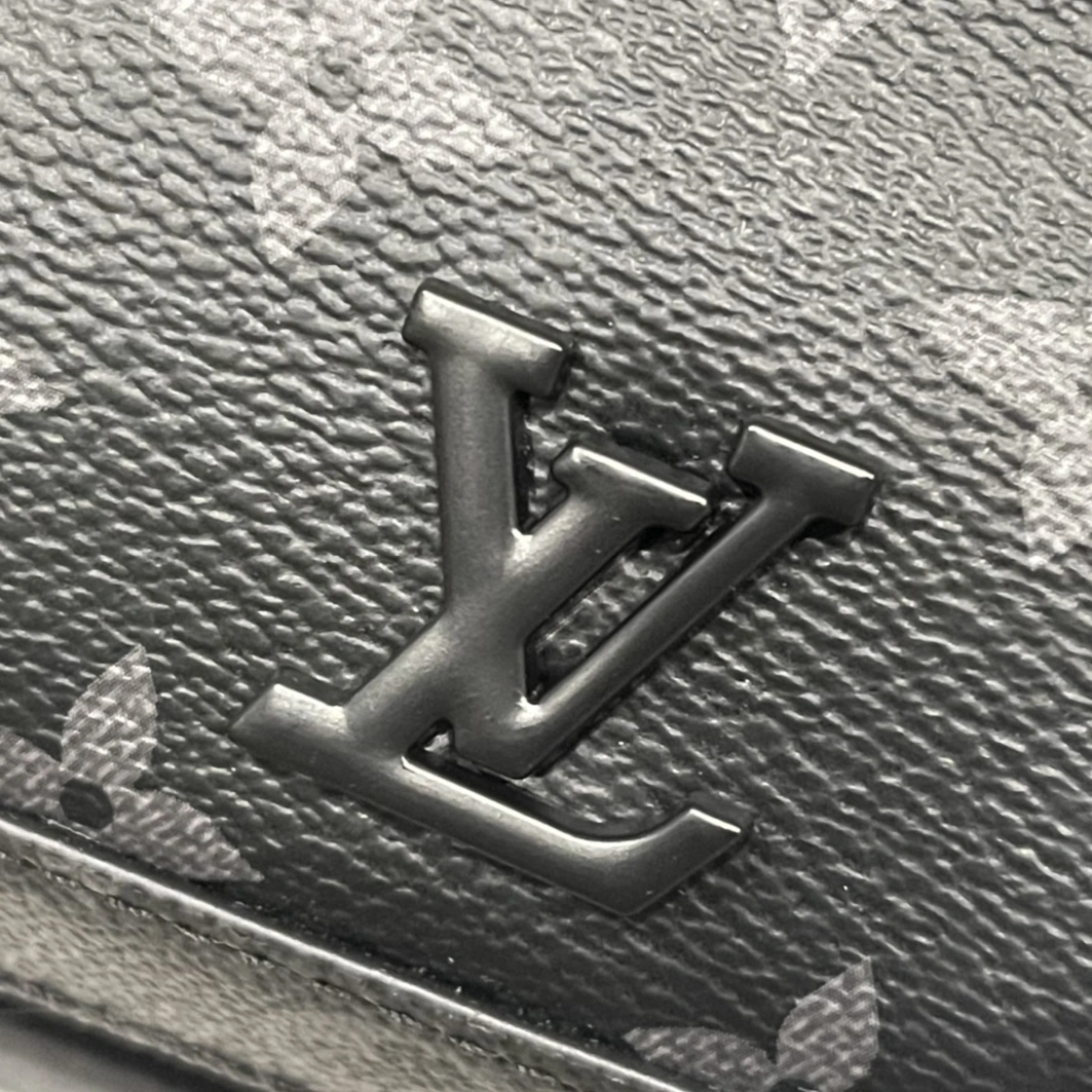 Louis Vuitton AAA Man Messenger Bags Timeless 5546