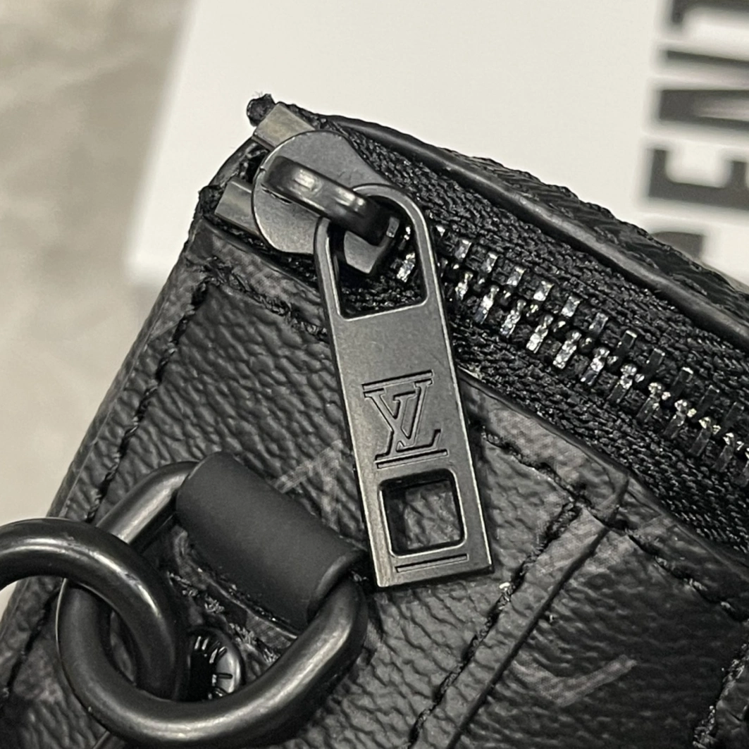 Louis Vuitton AAA Man Messenger Bags Timeless 5546
