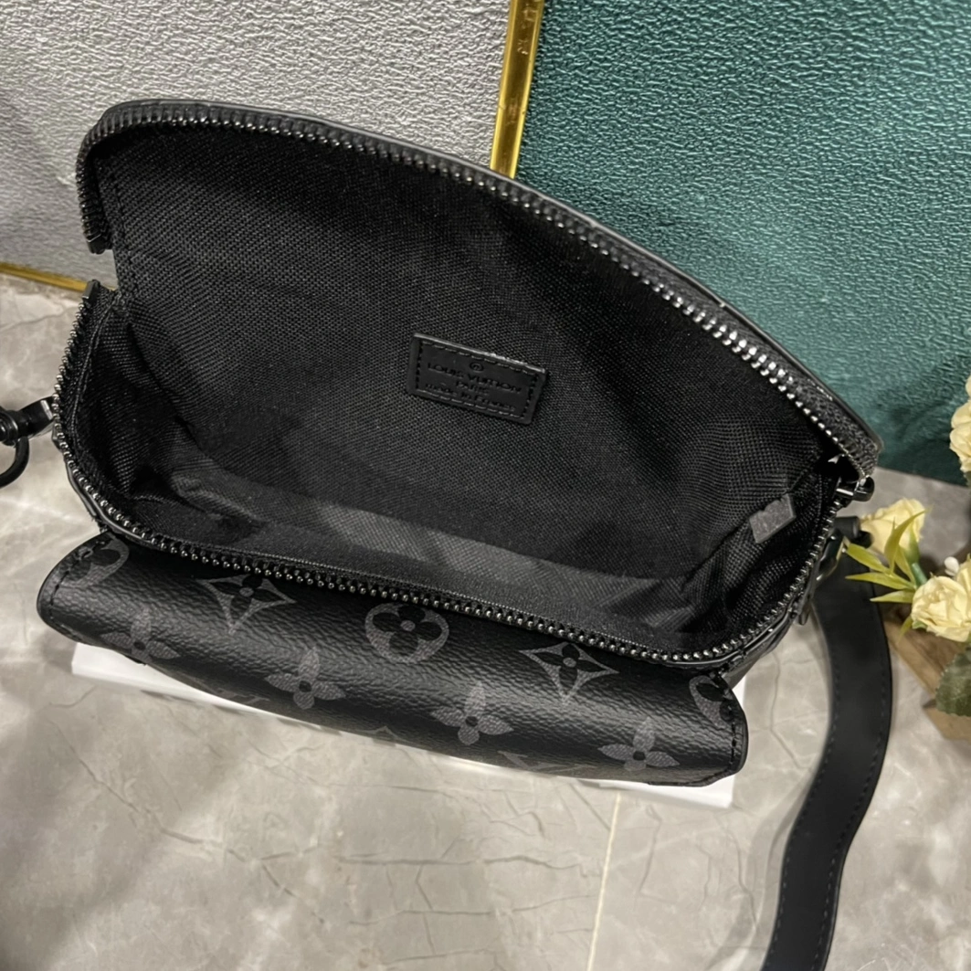Louis Vuitton AAA Man Messenger Bags Timeless 5546