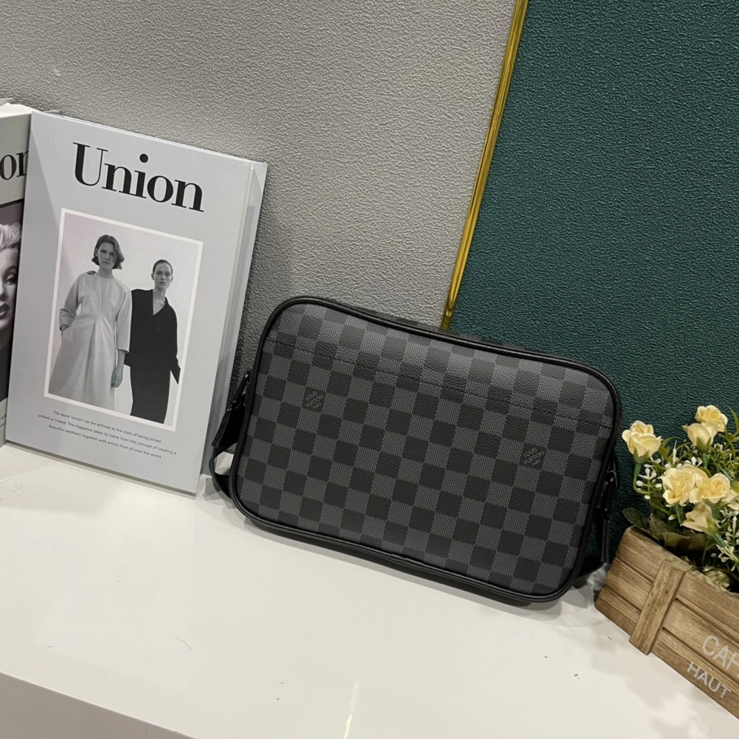Louis Vuitton AAA Man Messenger Bags Timeless 5927