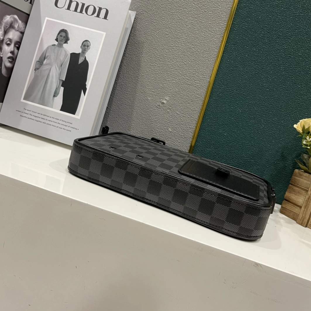 Louis Vuitton AAA Man Messenger Bags Timeless 5927