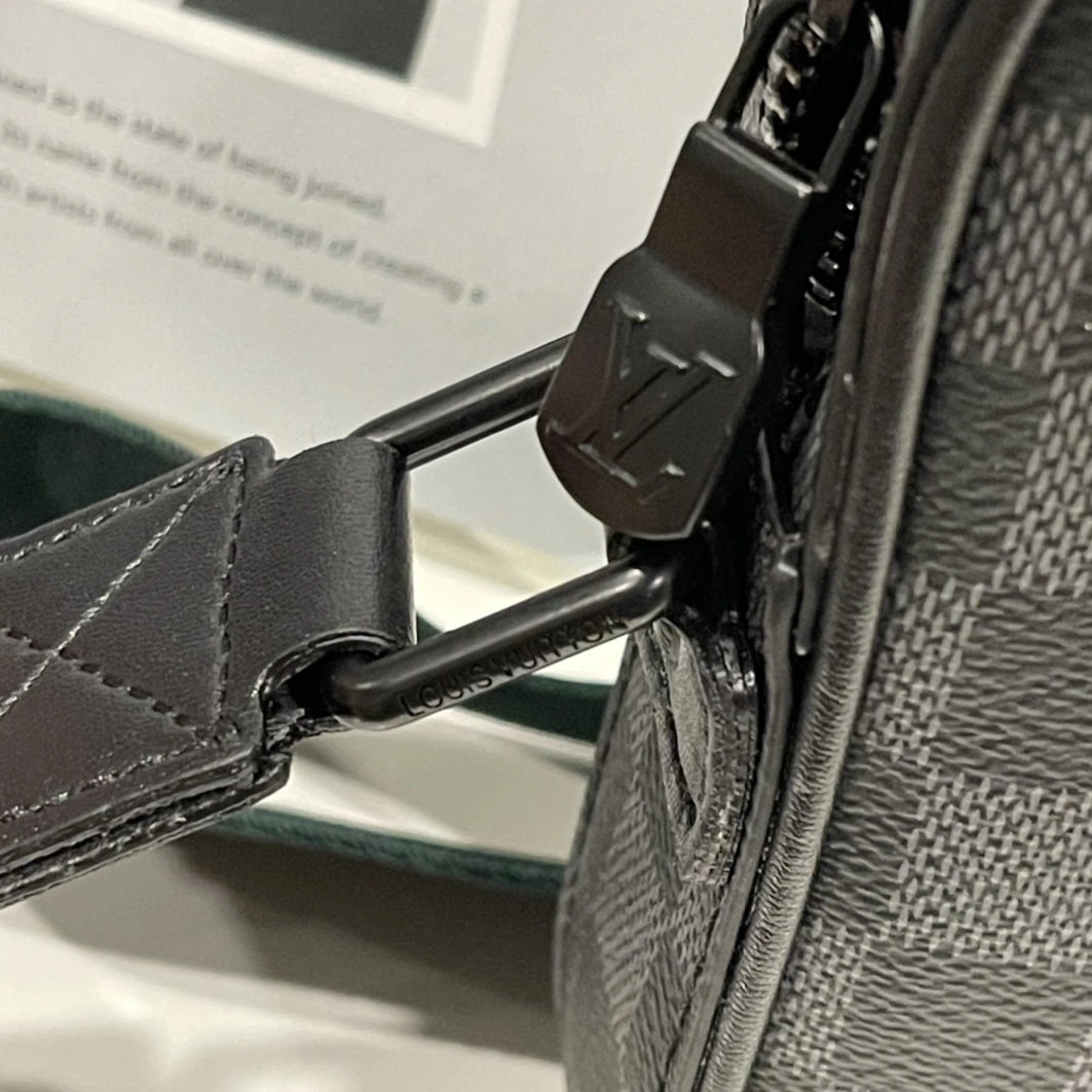 Louis Vuitton AAA Man Messenger Bags Timeless 5927