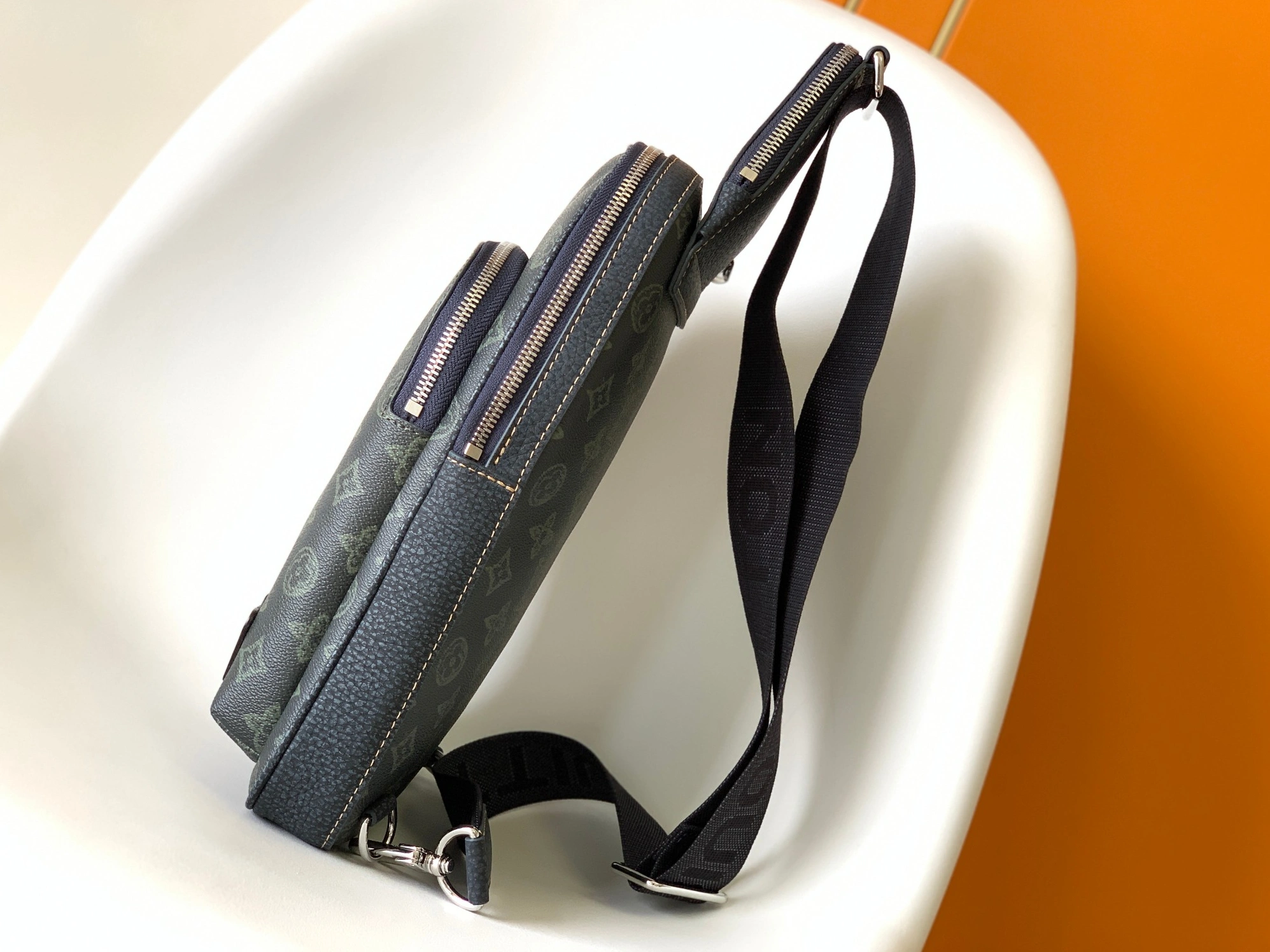 Louis Vuitton AAA Man Messenger Bags Timeless 8868
