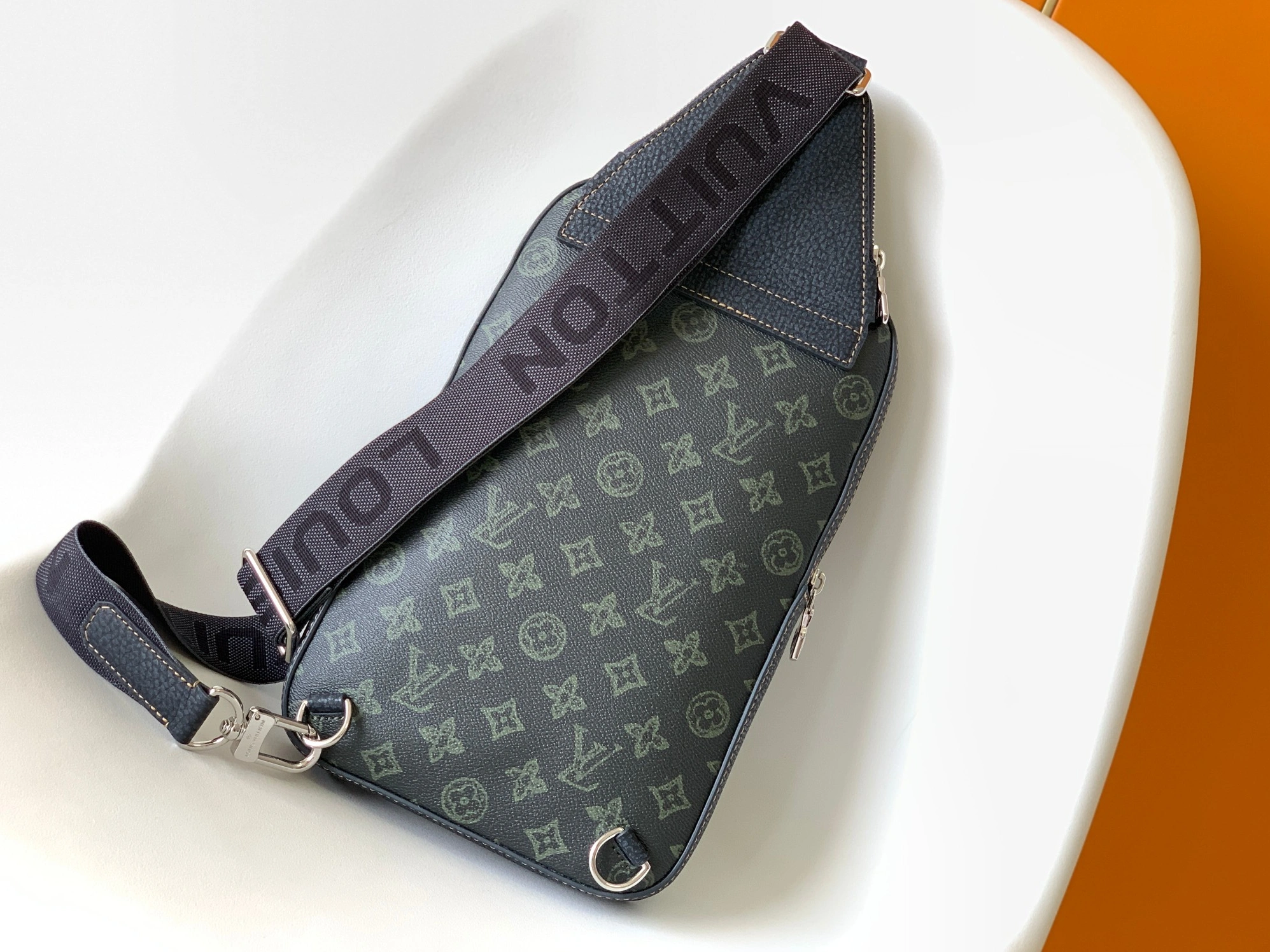 Louis Vuitton AAA Man Messenger Bags Timeless 8868