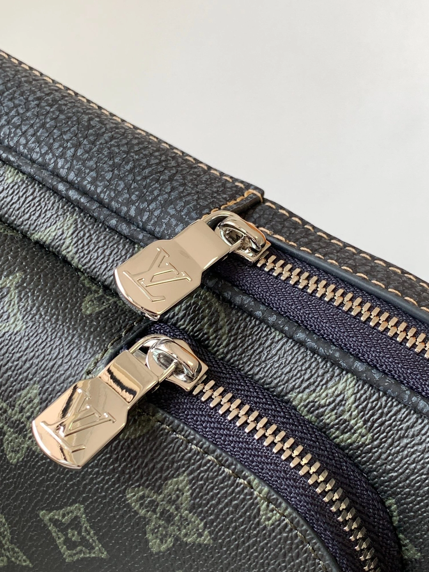 Louis Vuitton AAA Man Messenger Bags Timeless 8868