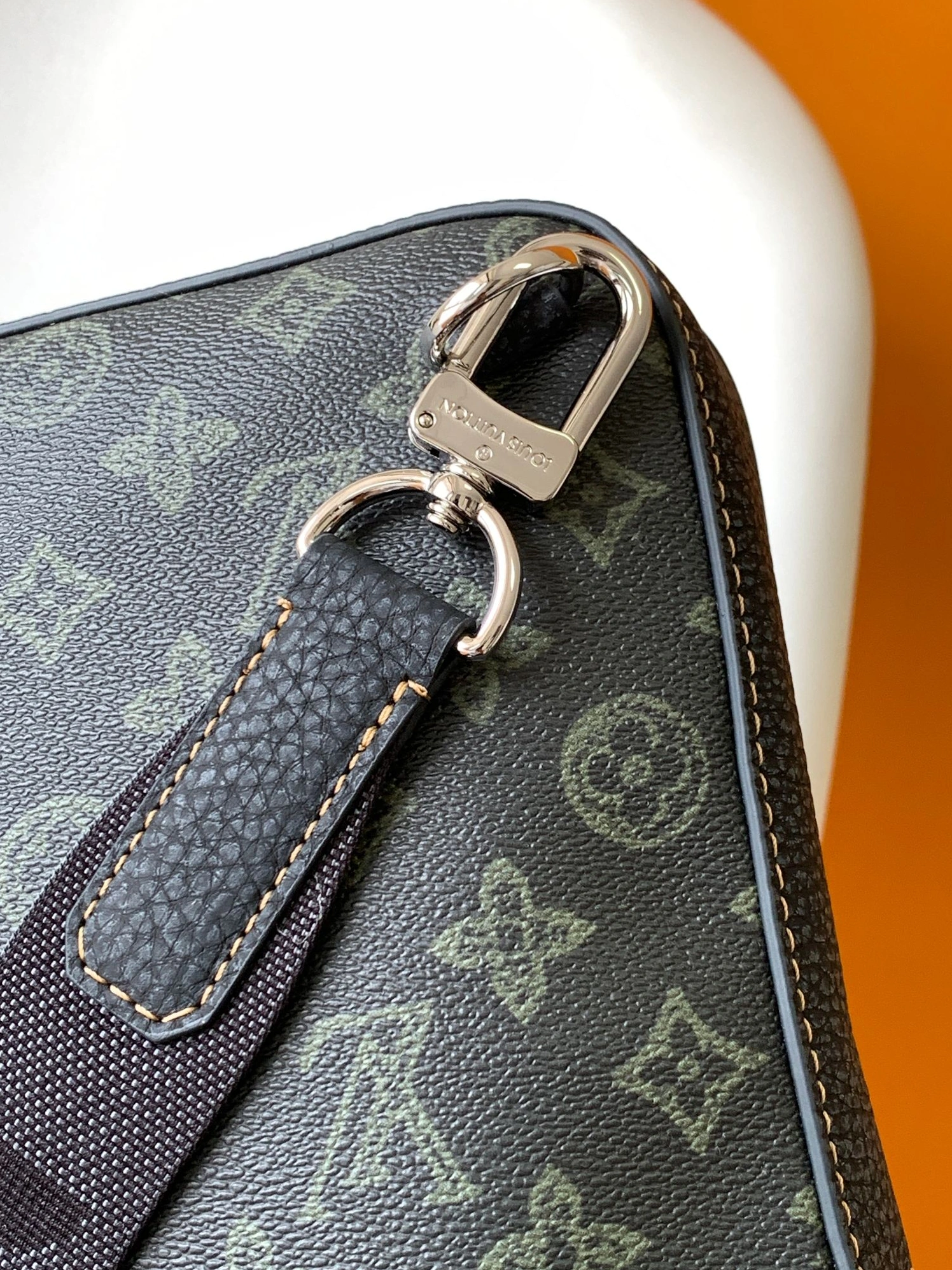 Louis Vuitton AAA Man Messenger Bags Timeless 8868