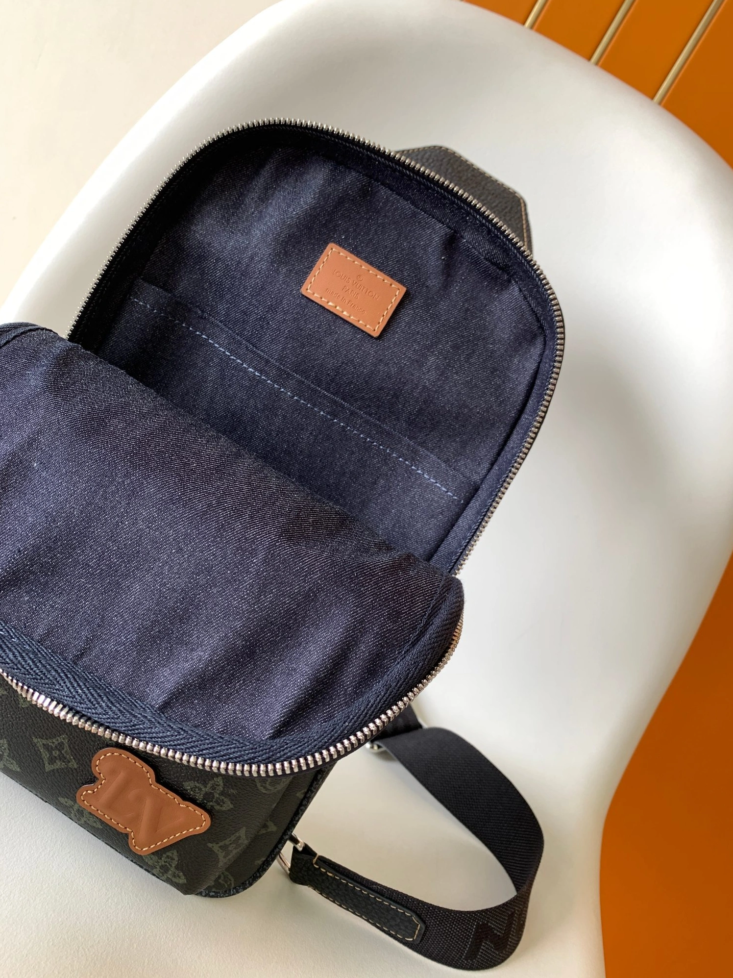 Louis Vuitton AAA Man Messenger Bags Timeless 8868