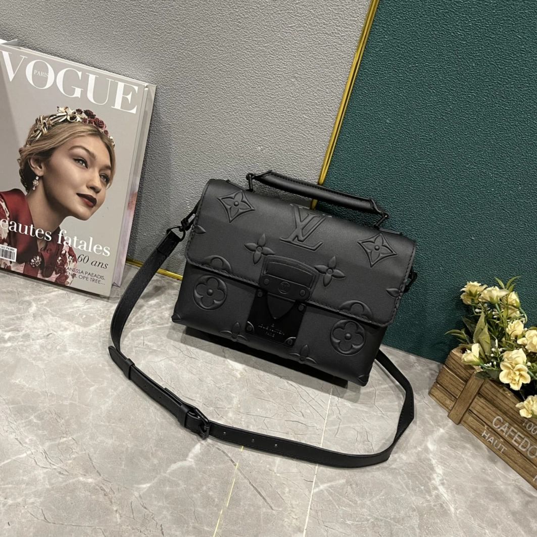 Louis Vuitton AAA Man Messenger Bags Trendsetting 1264