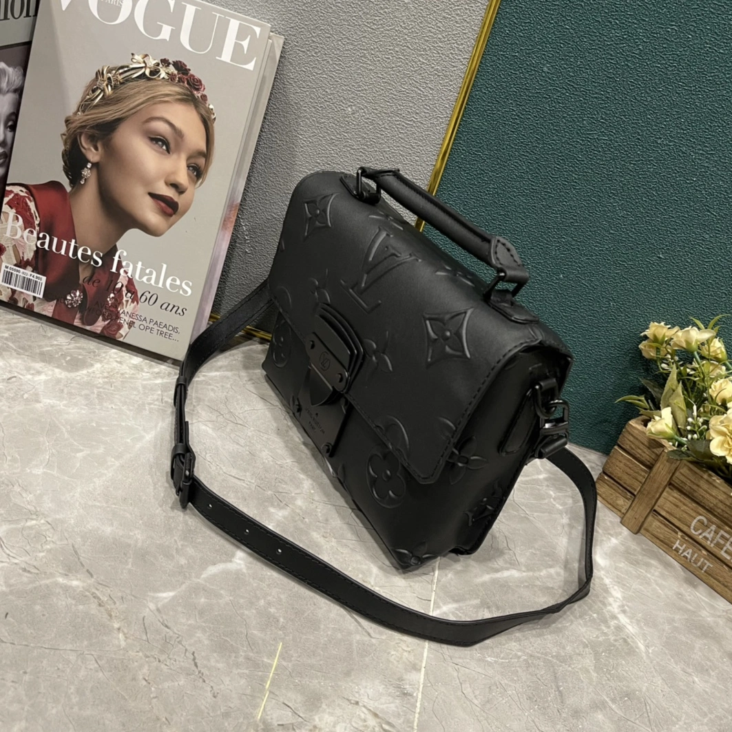 Louis Vuitton AAA Man Messenger Bags Trendsetting 1264
