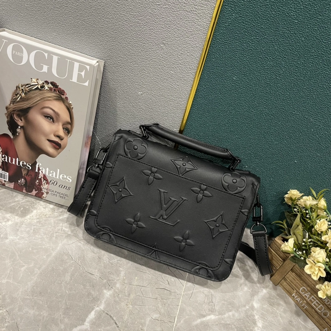 Louis Vuitton AAA Man Messenger Bags Trendsetting 1264