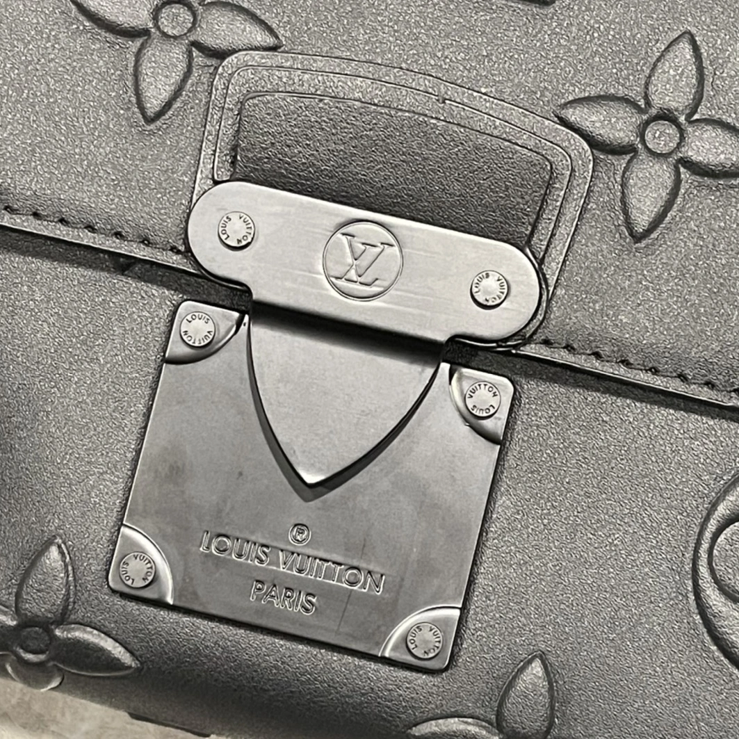 Louis Vuitton AAA Man Messenger Bags Trendsetting 1264