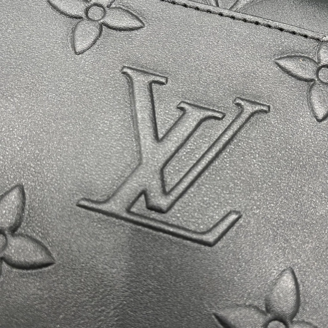 Louis Vuitton AAA Man Messenger Bags Trendsetting 1264