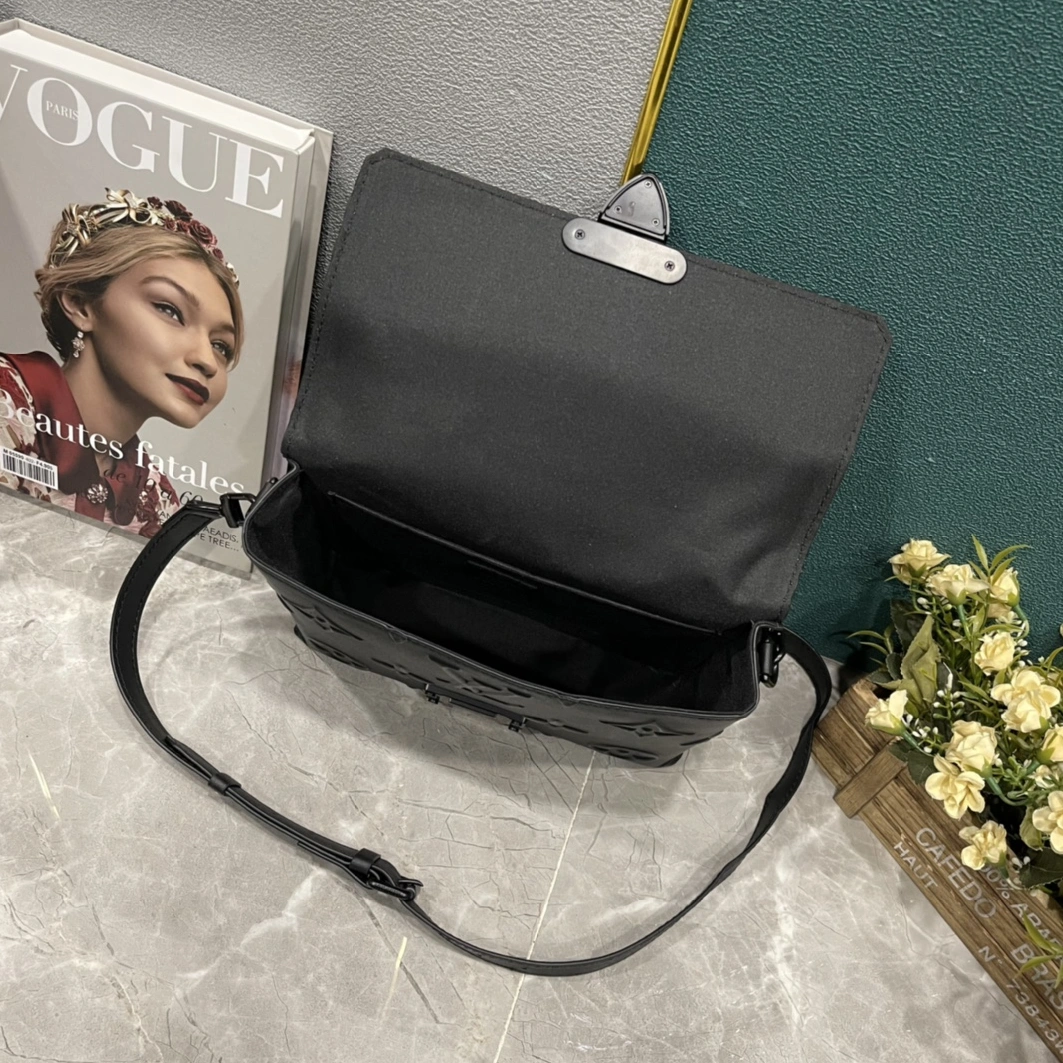 Louis Vuitton AAA Man Messenger Bags Trendsetting 1264