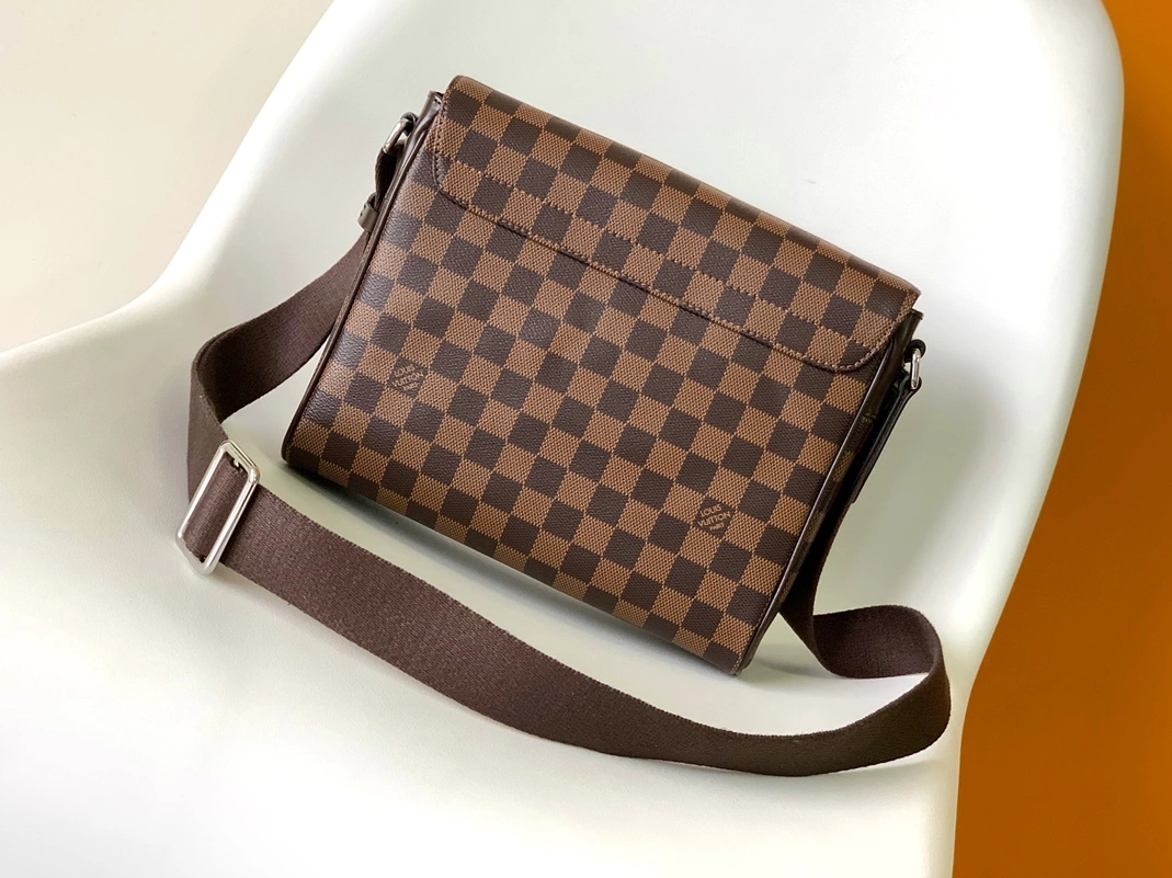 Louis Vuitton AAA Man Messenger Bags Trendsetting 5927