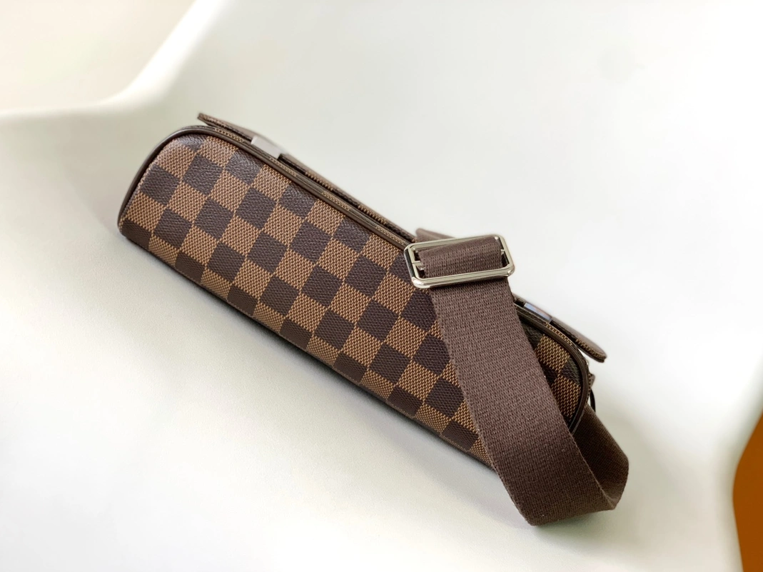 Louis Vuitton AAA Man Messenger Bags Trendsetting 5927