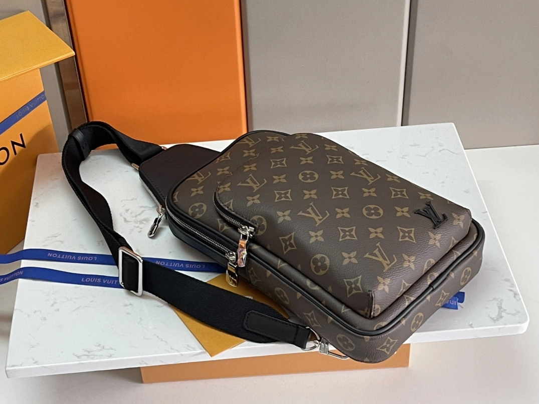 Louis Vuitton AAA Man Messenger Bags Trendsetting 7025