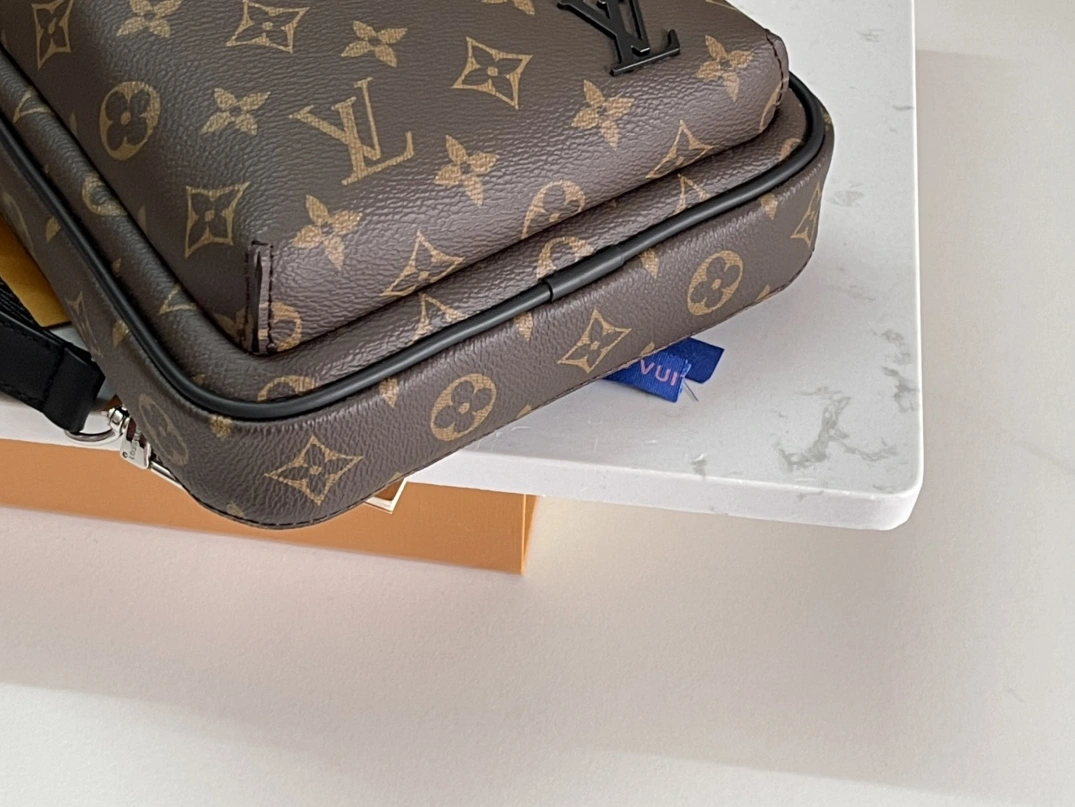Louis Vuitton AAA Man Messenger Bags Trendsetting 7025