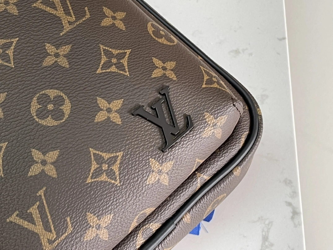 Louis Vuitton AAA Man Messenger Bags Trendsetting 7025