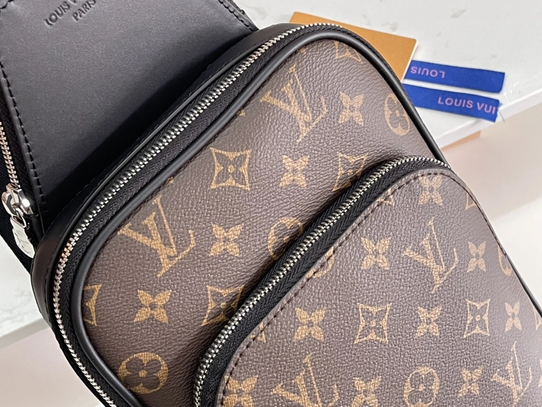 Louis Vuitton AAA Man Messenger Bags Trendsetting 7025
