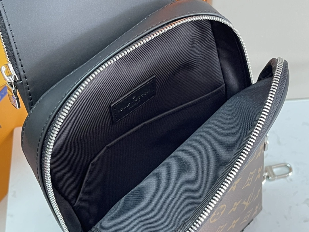 Louis Vuitton AAA Man Messenger Bags Trendsetting 7025