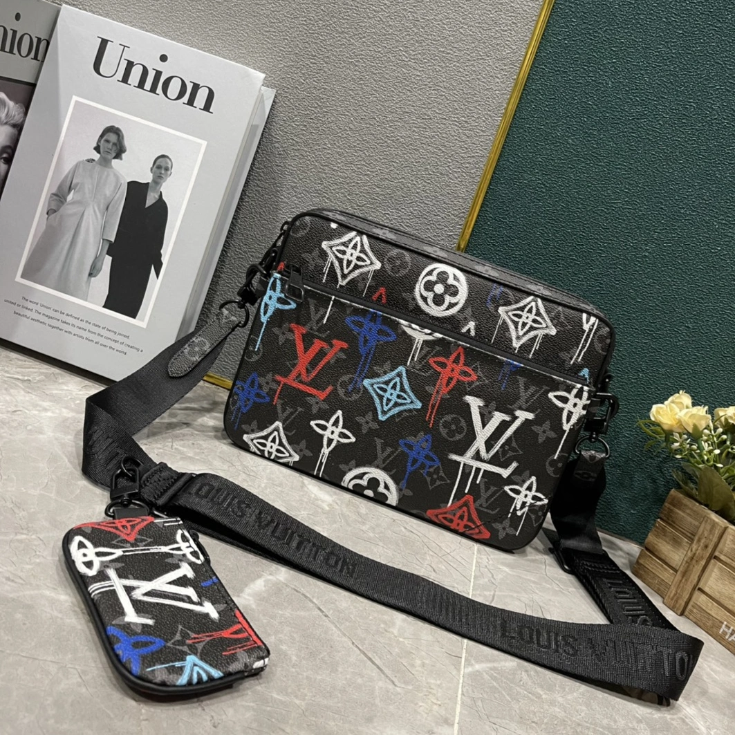 Louis Vuitton AAA Man Messenger Bags Trendy 990