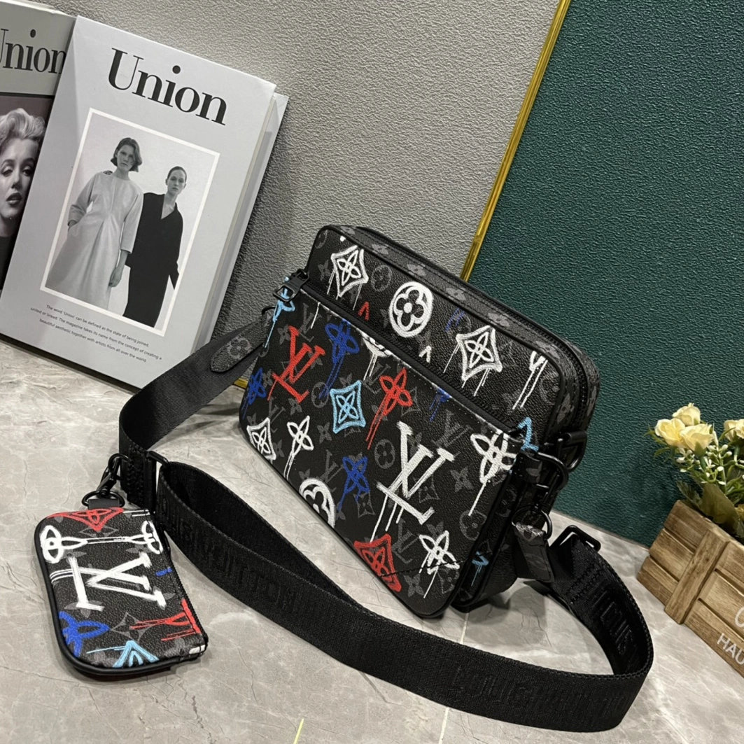 Louis Vuitton AAA Man Messenger Bags Trendy 990